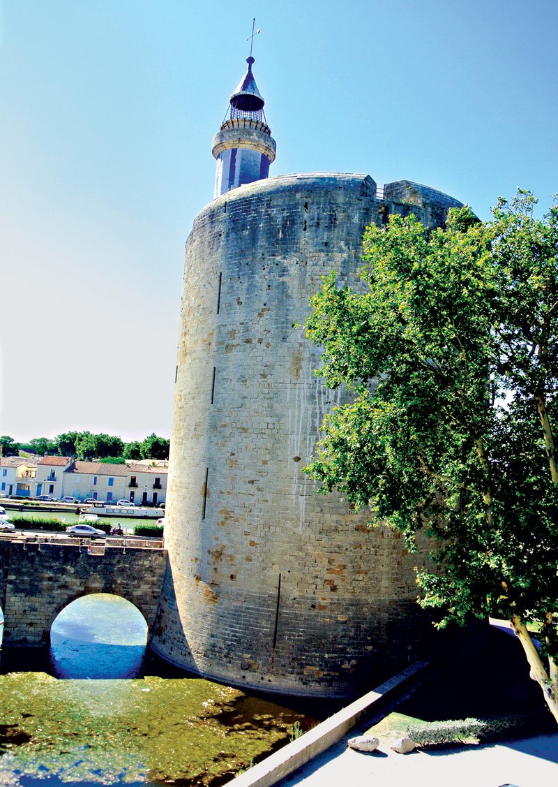 Aigues-Mortes – med za veličastnim obzidjem