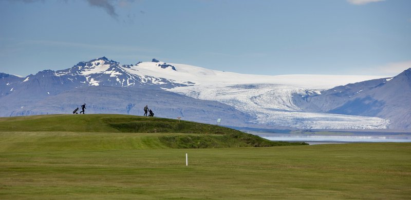 Below Vatnajokull (Islandija)