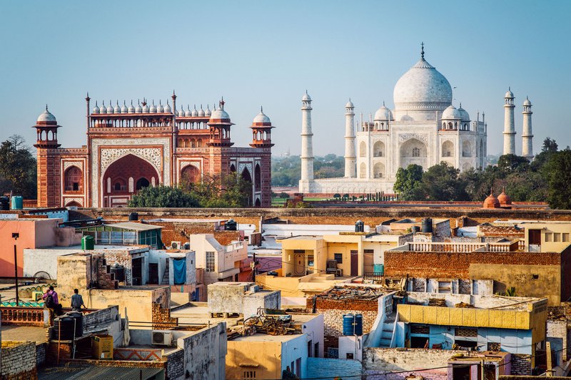 Pogled na Tadž Mahal iz stanovanjske soseske.