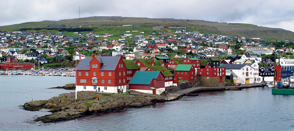 Torshavn s parlamentom v ospredju.